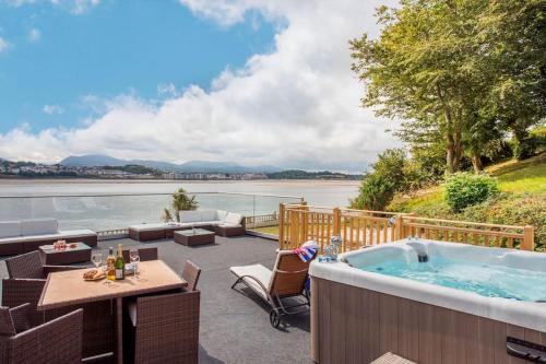 Llanfairpwllgwyngyll Apartment | Oceanview Apartment on Anglesey - Guest Rated 10/10