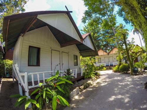 Thong Sala Resort | Beachfront Bliss at Sea Gate Beach Resort with Family Amenities