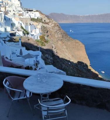 Oia House | Unforgettable Family Getaway at SEA HEAVEN CAVE