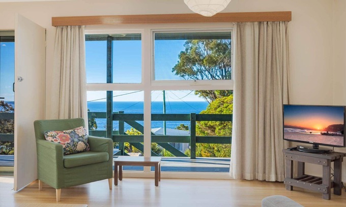 Pambula Beach Cabin | Sea Home with Scenic Views - Pet Friendly & Family-Friendly