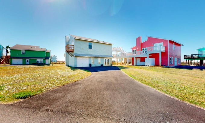 Port Aransas House | Relax at Sea La Vie: Pet-Friendly Stay with Pool Access