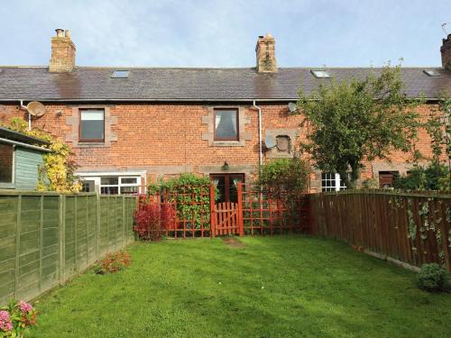 Berwick-upon-Tweed House | Sea Lily: 4-Star Retreat with Family and Pet-Friendly Vibes