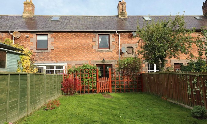 Berwick-upon-Tweed Cottage | Pet-Friendly Sea Lily Cottage on Holy Island Getaway