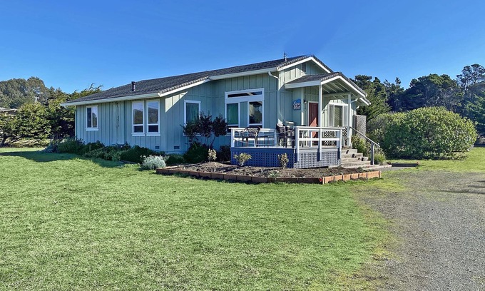 Fort Bragg House | Experience Sea Mist: Pet-Friendly Retreat on Fort Bragg Coast