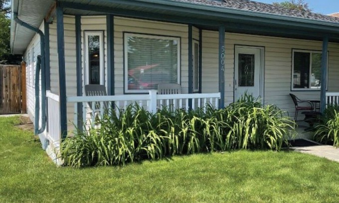 Sylvan Lake House | Sea Oar Inn - Ideal Family Cottage Steps from the Beach