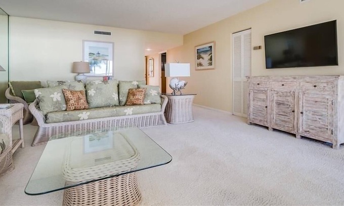 Downtown Boca Grande Historic District Condo | Ocean View Retreat: Sea Oats 336 with Pool Access
