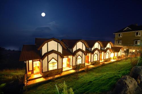 Ren'ai House | Serene Sea of Clouds Villa with Breakfast & Family Amenities
