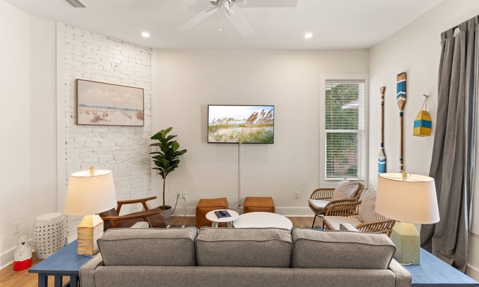 Brunswick House | Guest Rated 10/10: Sea on Wolfe with Pet-Friendly Amenities