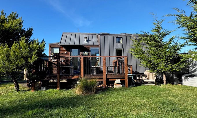 Waldport House | Pet-Friendly Sandbug Hotel with 10/10 Guest Ratings
