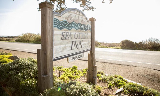 San Simeon Hotel | Sea Otter Inn: Pet-Friendly Retreat with Ocean View & Pool