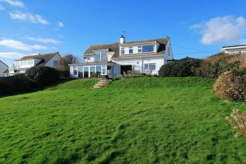 Thurlestone House | Sea Reach, Thurlestone with sea views, minutes from the beach