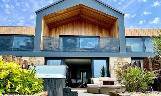 Penzance Cottage | Discover SEA SCAPE: Pet-Friendly Cottage by the Ocean