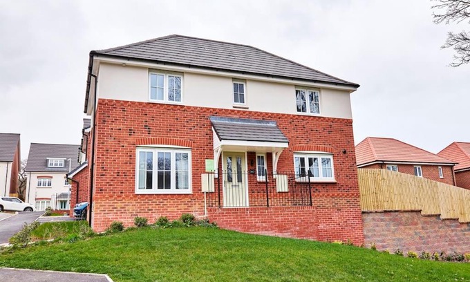 Colwyn Bay Villa | Cozy Seaside Retreat for Family Fun and Relaxation