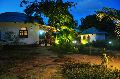 Tangalle House | Beachfront Paradise: Sea Sound Cabana & Restaurant Awaits
