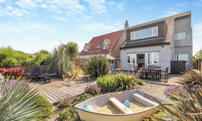 Winterton-on-Sea Cottage | Perfect Sea Star Retreat for Unforgettable Family Gatherings