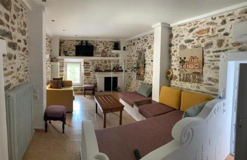Skala Sotiros Apartment | Family-Friendly Getaway at Sea&Stone Apartment - Rated 9.8