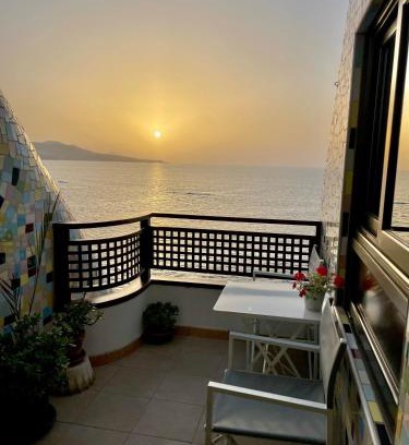 Las Palmas de Gran Canaria Apartment | Oceanfront Escape with Spectacular Balcony Views