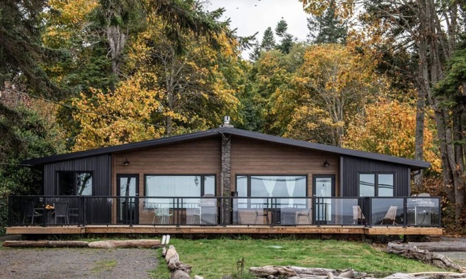 Campbell River House | Oceanfront Group Retreat: Breathtaking Sunrises & Spa