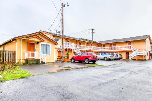 Rockaway Beach House | Discover Sea Treasures Inn: Pet & Child Friendly Getaway