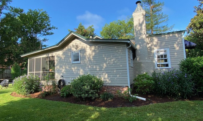 New Bern Cottage | Sea Turtle Cottage - Walk to Everything, Pet-Friendly Paradise