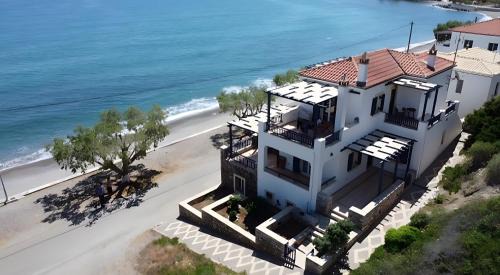 Agia Pelagia Apartment | Oceanfront Sea Urchin Apartment in Neos Kosmos