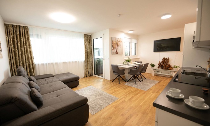 Kaisermuhlen Apartment | Seaside Retreat: Steps from U1 Subway & Danube Park