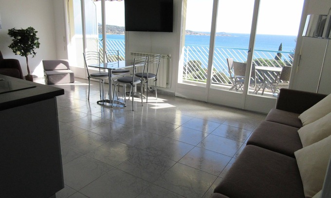 Bandol Apartment | Oceanfront Haven: 3 Min Walk to Bright, Modern Beach