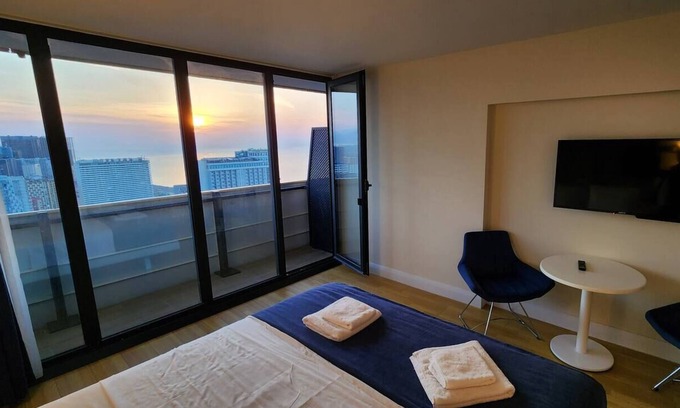 New Boulevard Apartment | Inviting Sea View Rooms on the 38th Floor for Families
