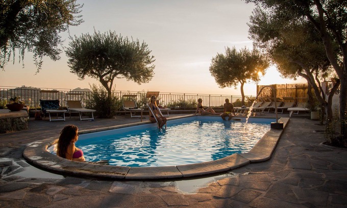 Succhivo Apartment | Oceanfront Retreat: 4-Bed Oasis with Hot Pool & Spa