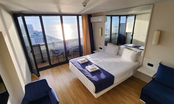 New Boulevard Apartment | Seaside Escape: Breathtaking Views from 43rd Floor