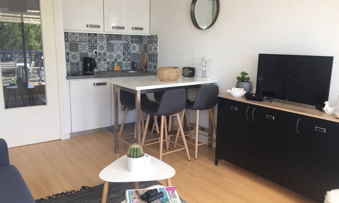 Pornichet Apartment | Idyllic Sea View Retreat Just 50m from the Beach