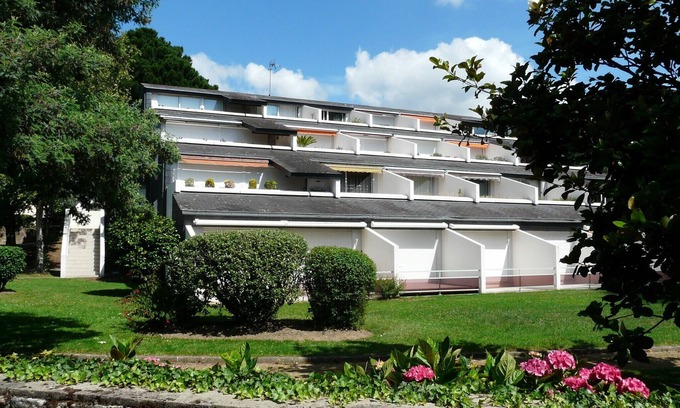 La Trinite-sur-Mer Apartment | Oceanfront Apartment with Pool in La Trinité sur Mer
