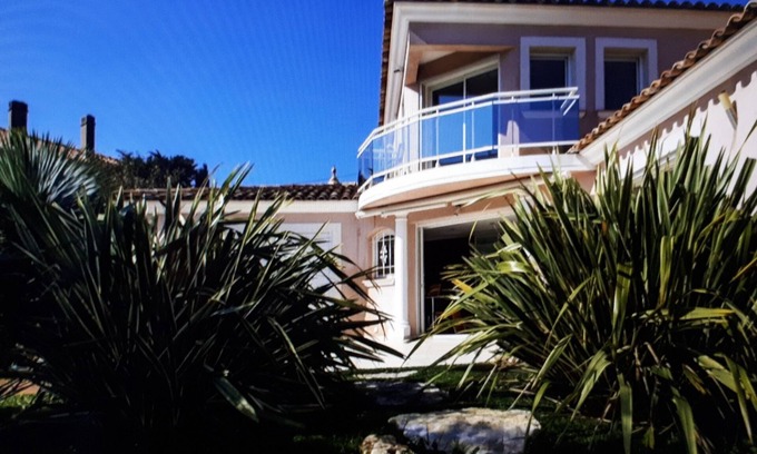 Saint-Aygulf Villa | Sea view apartment in contemporary villa
