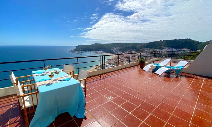 Santiago Apartment | Oceanfront Retreat: Sea View Apartment Sesimbra Awaits!