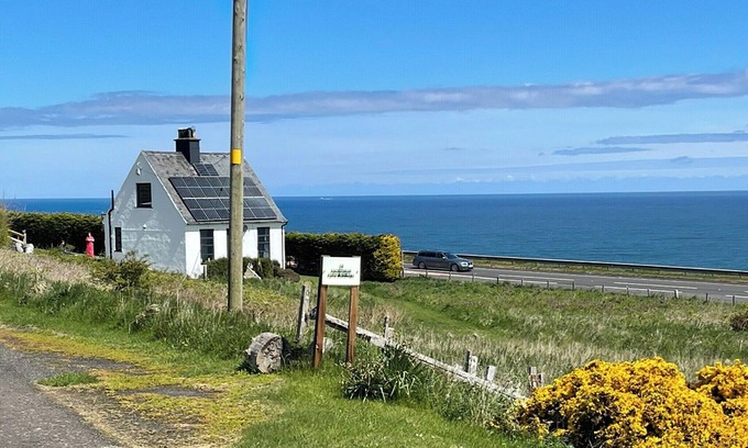 Berwick-upon-Tweed Cottage | Spacious 3 Bedroom Retreat in Lamberton, Steps from Ocean
