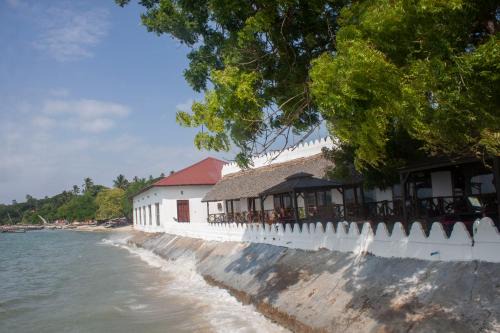 Mazizini Hotel | Oceanfront Escape at Sea View Beach Hotel with Breakfast