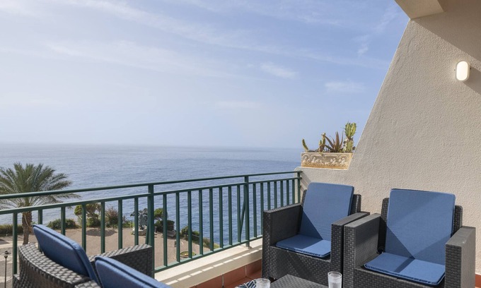 Sao Martinho Apartment | Oceanfront Haven: Doca do Cavacas I with Spa & Breakfast