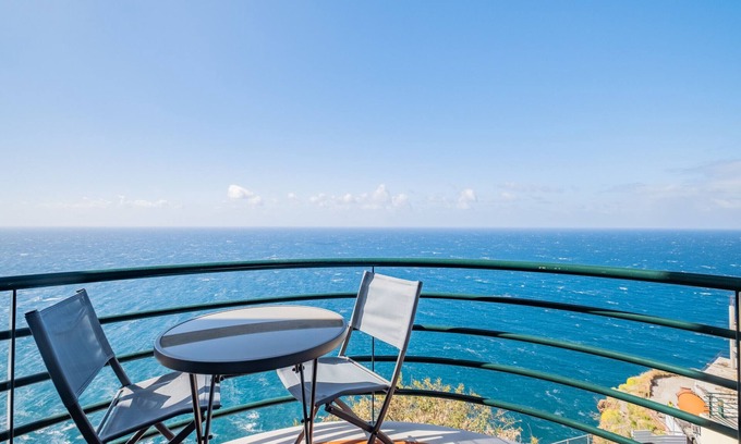 Camara de Lobos Apartment | Relaxing Sea View Getaway – Rated 9/10 with Spa & Breakfast