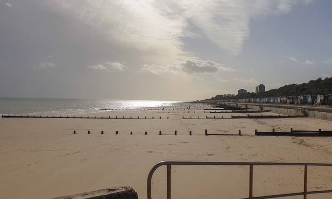 Frinton-on-Sea House | Oceanfront Sea View Cottage with Pet-Friendly Amenities