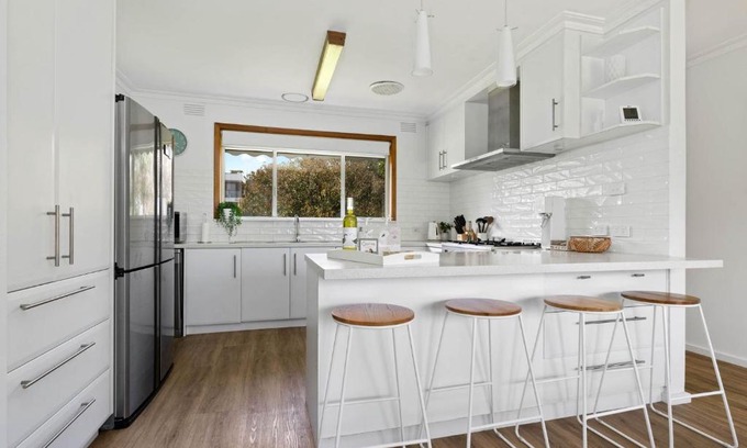Inverloch House | Oceanfront Inverloch Cottage with Free Wifi & Breakfast