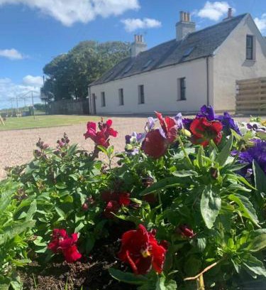 Hunspow House | Family-Friendly Sea View Cottage at Dunnetbay, Rated 9/10