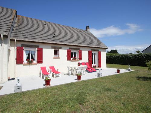 Denneville House | Cozy Holiday Home in Denneville Steps from the Beach