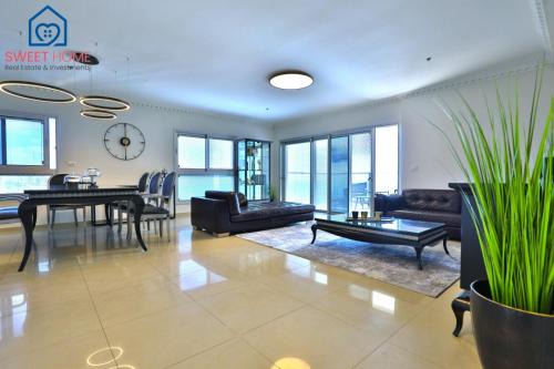 Netanya Apartment | Scenic Oceanfront Family Apartment with Pool Access