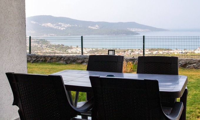 Akbuk Apartment | Cozy Sea View Flat with Pool, Steps from the Beach