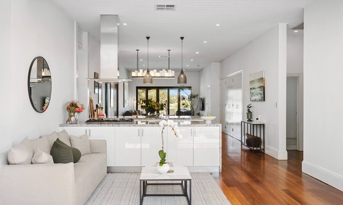 Cottesloe House | Sea View House: Oceanfront & Steps to Beach with Golf Views