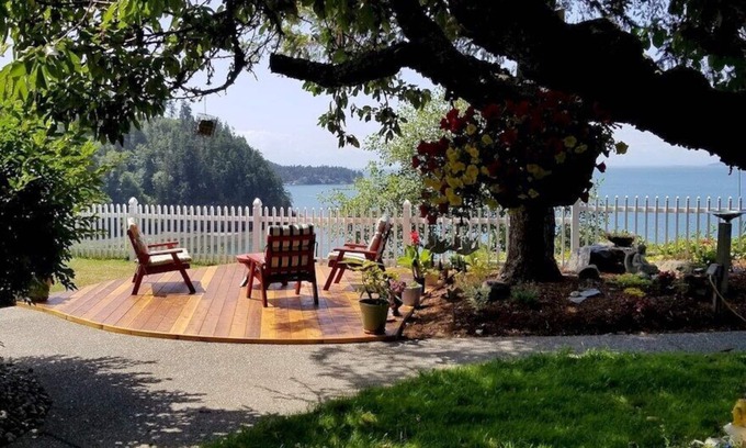 Anacortes Apartment | Oceanfront Getaway at Sea View Inn - Pet Friendly & Kitchen