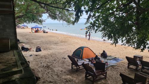 Sungai Baru Tengah Ski Chalet | Oceanfront Kampong Style Homestay with Sea Views