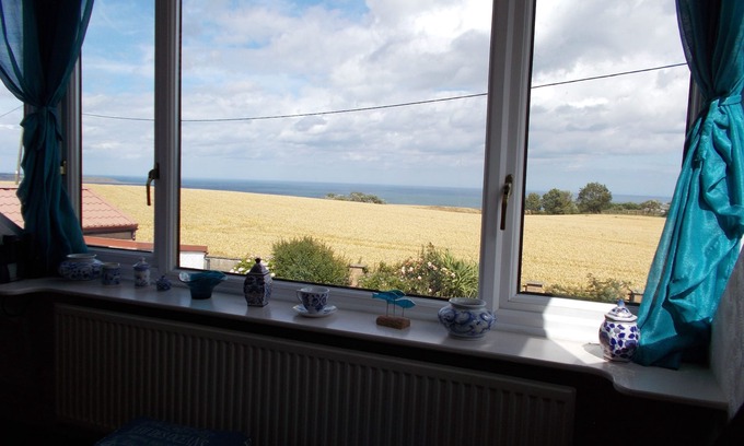 Reighton Cottage | Unforgettable Sea View Mews: Guest Rated 9.8, Oceanfront Bliss