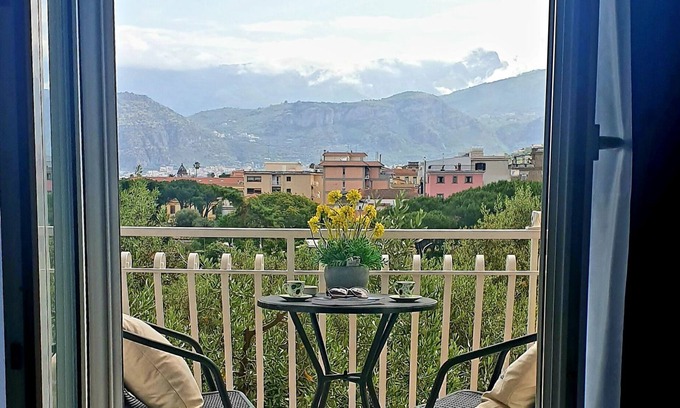 Sorrento Historic Centre House | Oceanfront Studio with Kitchen & Balcony Near Sorrento