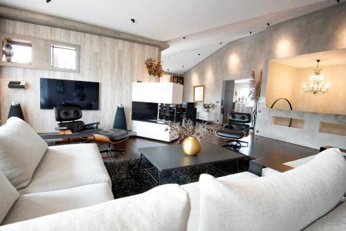 Hafnarfjordur House | Beautiful Sea View Villa with Hot Tub & Family Amenities